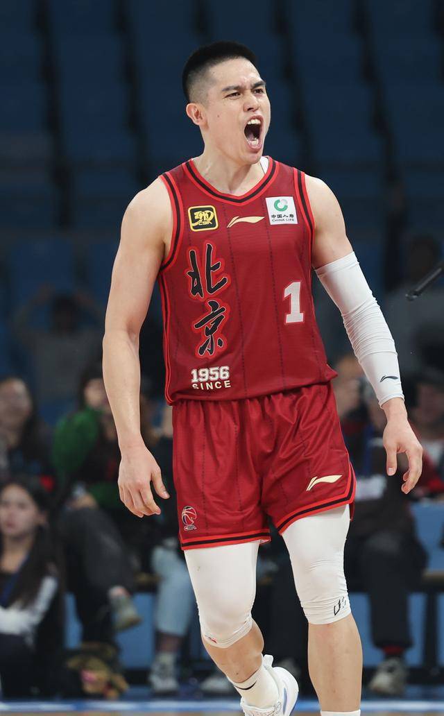 包含赛地聚焦：CBA季后赛集结日热度飙升，门兴格拉德巴赫远射贴柱，话题不断，年轻球员得到机会的词条